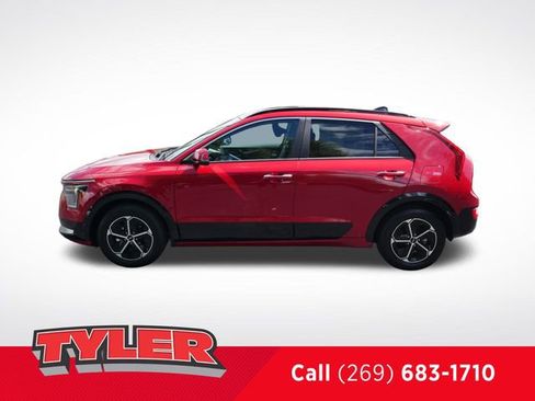 Used 2025 Kia Niro SX image 4