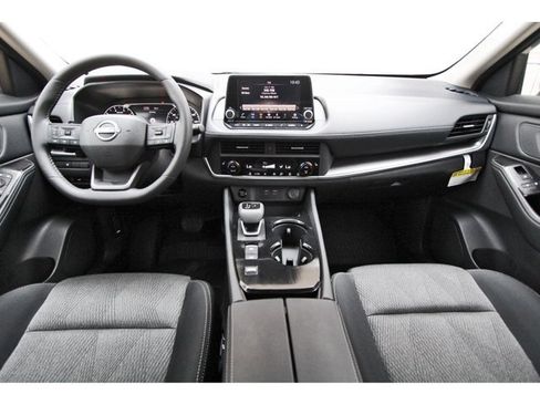 Used 2026 Nissan Rogue SV w/ Cold Weather Package FWD image 9