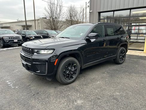 New 2026 Jeep Grand Cherokee Altitude image 9