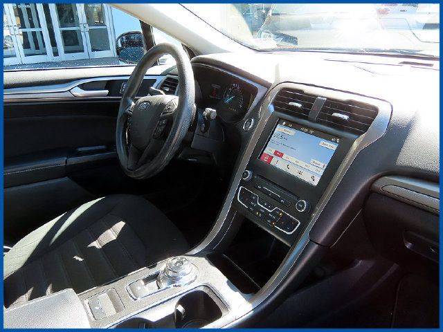 Used 2018 Ford Fusion SE w/ Fusion SE Technology Package FWD image 8