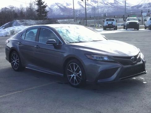 Used 2023 Toyota Camry SE image 2