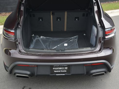 Certified 2026 Porsche Macan AWD/4WD image 37