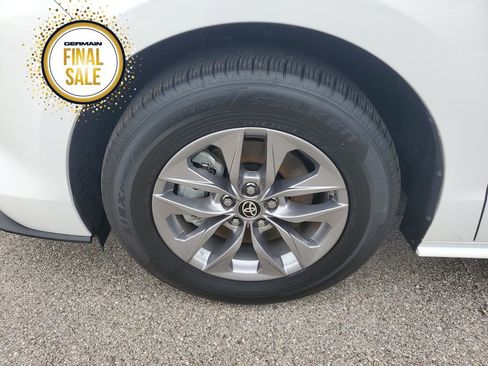 Used 2025 Toyota Sienna LE image 10