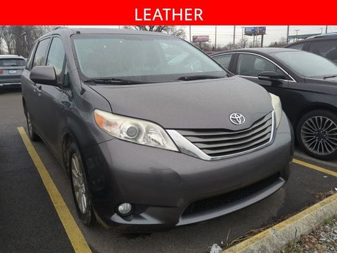 Used 2013 Toyota Sienna XLE w/ Entertainment Pkg image 3