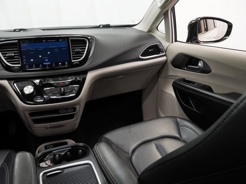 Used 2024 Chrysler Pacifica Limited FWD image 31
