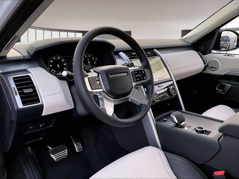 New 2025 Land Rover Discovery Dynamic SE image 7