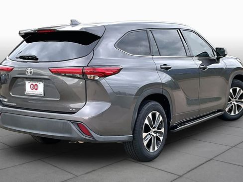 Used 2021 Toyota Highlander XLE FWD image 13