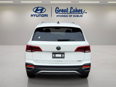 Used 2024 Volkswagen Taos SE w/ Panoramic Sunroof Package image 4