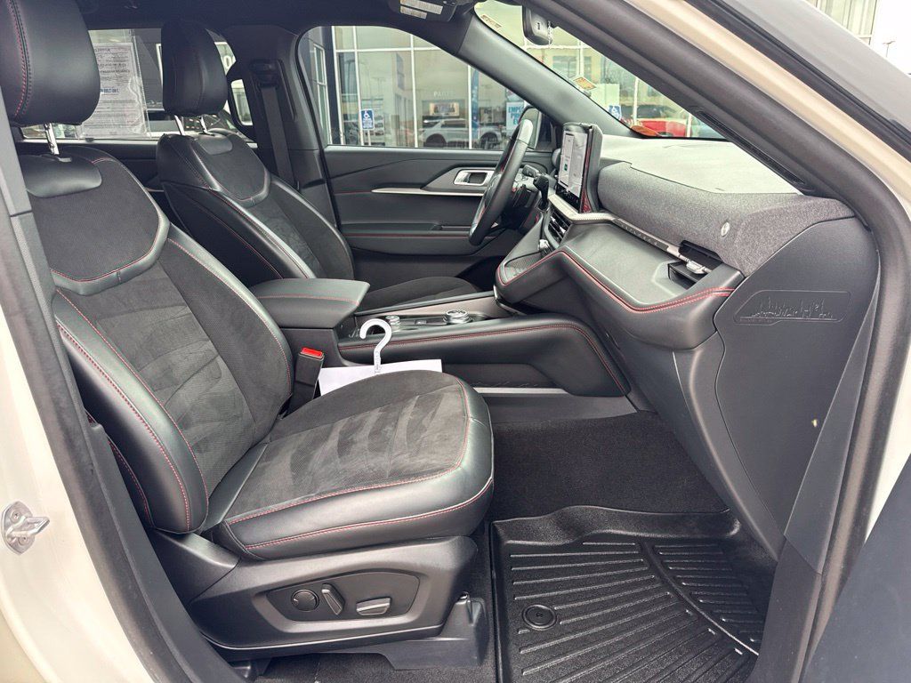 Used 2025 Ford Explorer ST AWD/4WD image 30