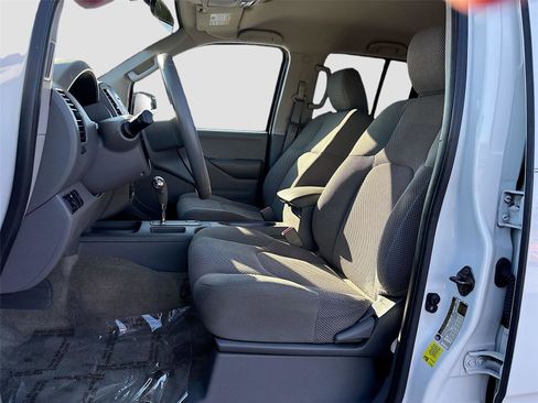 Used 2015 Nissan Frontier SV image 19