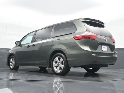 Used 2020 Toyota Sienna L image 19