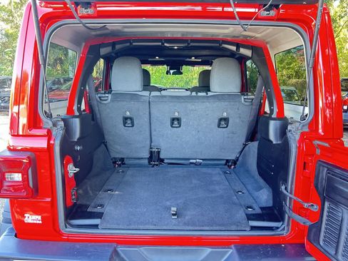 Used 2025 Jeep Wrangler Unlimited Rubicon w/ Convenience Group AWD/4WD image 9
