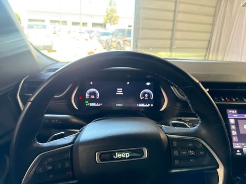 Used 2022 Jeep Grand Cherokee Altitude AWD/4WD image 24