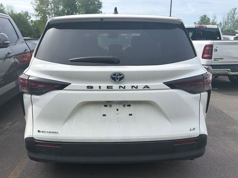 Used 2025 Toyota Sienna LE AWD/4WD image 8