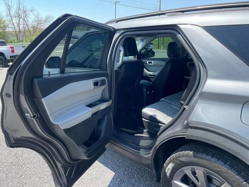 Used 2021 Ford Explorer XLT w/ Equipment Group 202A AWD/4WD image 22