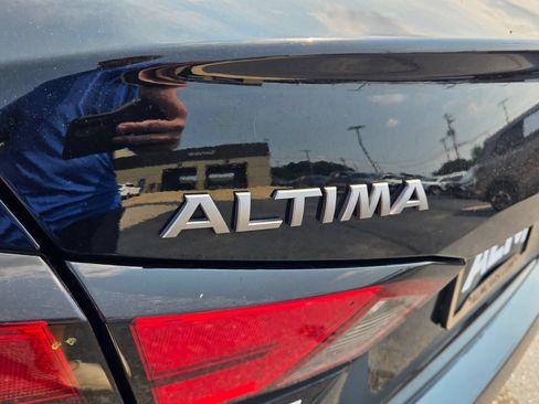 Used 2025 Nissan Altima 2.5 SV FWD image 11