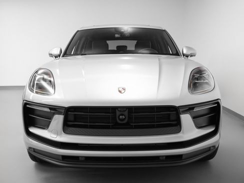 Certified 2025 Porsche Macan image 8