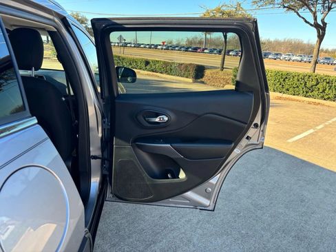 Used 2019 Jeep Cherokee Latitude w/ Popular Appearance Group FWD image 19