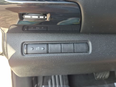 Used 2025 Nissan Pathfinder S FWD image 31