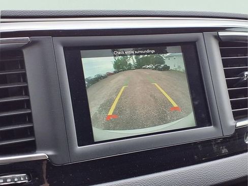 Used 2020 Chrysler Pacifica Touring w/ Tire & Wheel Group FWD image 8