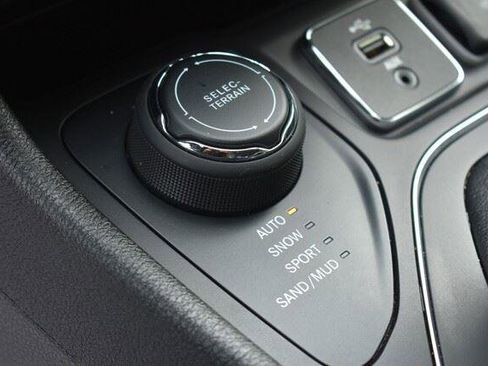 Used 2019 Jeep Cherokee Latitude Plus AWD/4WD image 28