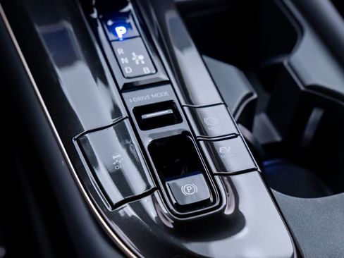 Used 2024 Toyota Crown XLE image 31