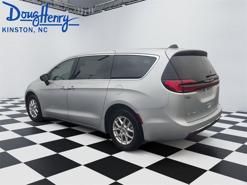 Used 2024 Chrysler Pacifica Touring-L image 3