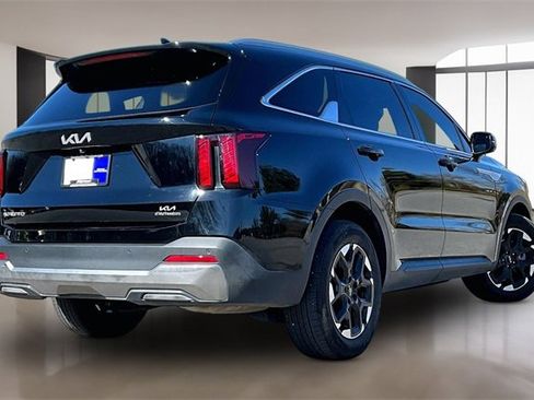 Used 2025 Kia Sorento S image 6