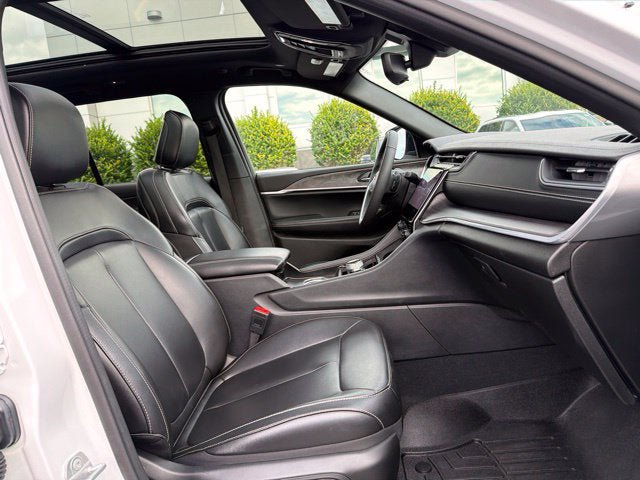 Used 2024 Jeep Grand Cherokee Limited w/ Black Appearance Package AWD/4WD image 27