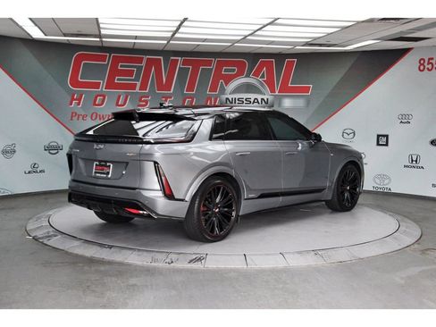 Used 2026 Cadillac Lyriq V w/ Exterior Carbon Fiber Package AWD/4WD image 5