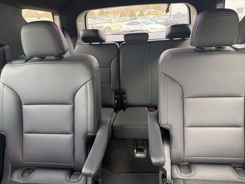 Used 2025 Chevrolet Traverse LT image 12