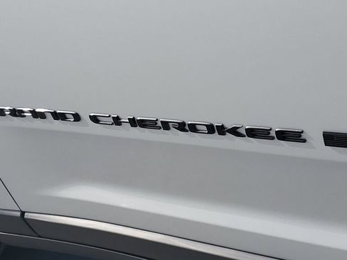 New 2025 Jeep Grand Cherokee Altitude image 8