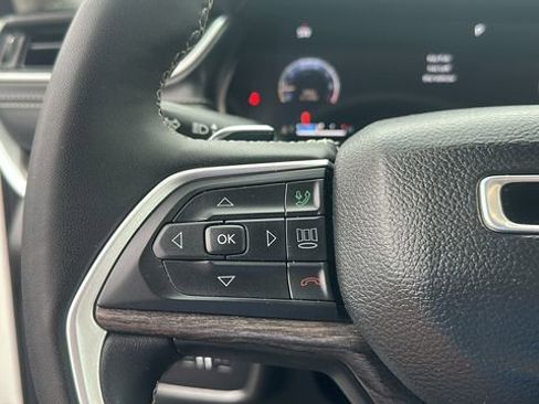 Used 2024 Jeep Grand Cherokee Limited image 16