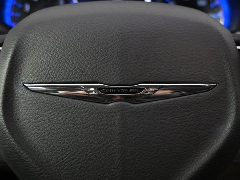 Used 2022 Chrysler Pacifica Touring-L image 36