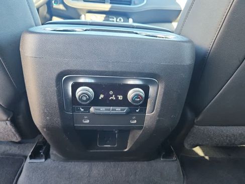 Used 2022 GMC Yukon SLT w/ SLT Luxury Package image 16