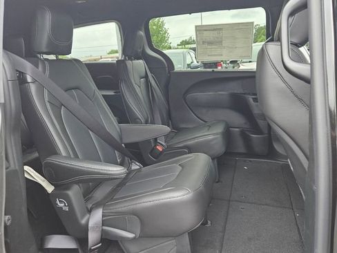New 2025 Chrysler Pacifica Select image 14