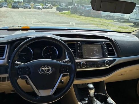 Used 2017 Toyota Highlander XLE AWD/4WD image 24