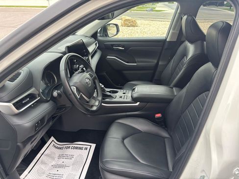 Used 2023 Toyota Highlander XLE AWD/4WD image 12