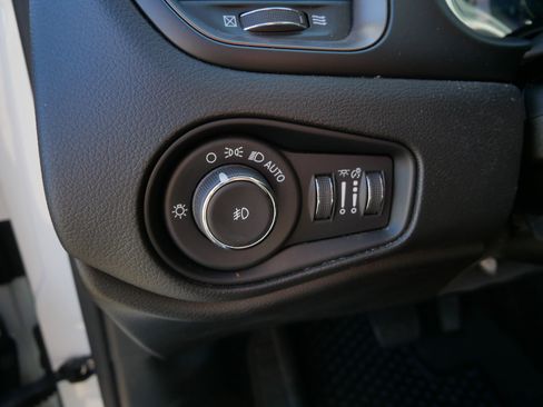 Used 2023 Jeep Renegade Latitude AWD/4WD image 23