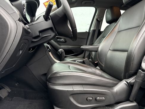 Certified 2022 Chevrolet Trax LT w/ Premium Seat Package image 2