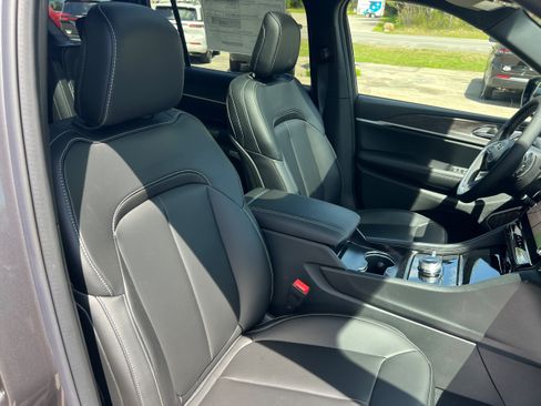 New 2026 Jeep Grand Cherokee L Limited w/ Limited Altitude Package AWD/4WD image 18