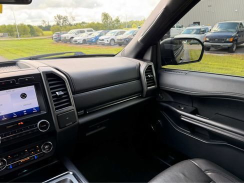 Used 2020 Ford Expedition XLT w/ Equipment Group 202A AWD/4WD image 18