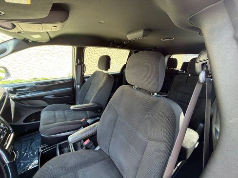 Used 2019 Dodge Grand Caravan SE FWD image 13