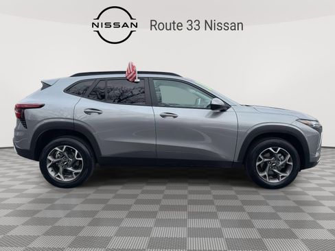 Used 2025 Chevrolet Trax LT w/ LT Convenience Package image 5