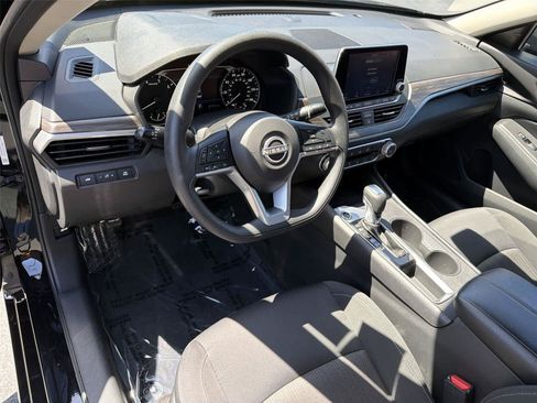 Used 2025 Nissan Altima 2.5 SV FWD image 2