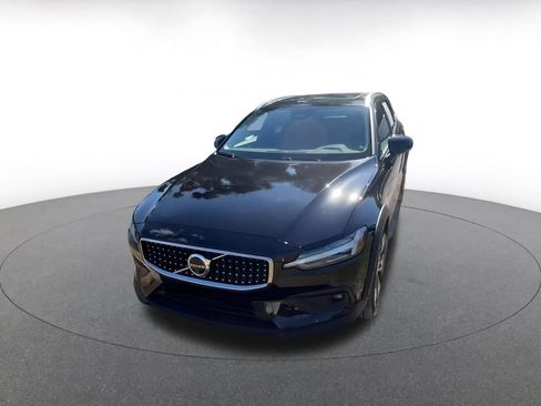 Used 2025 Volvo V60 B5 Cross Country Plus image 7