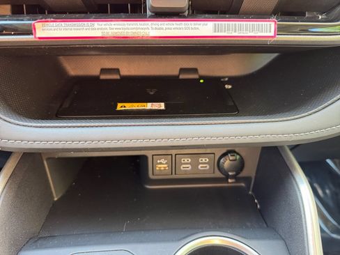Used 2024 Toyota Highlander XLE AWD/4WD image 24