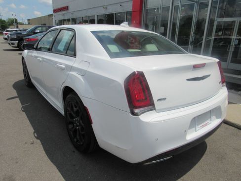 Used 2020 Chrysler 300 Touring L w/ 300 Premium Group AWD/4WD image 7