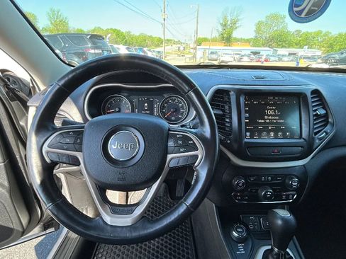 Used 2015 Jeep Cherokee Latitude w/ Cold Weather Group AWD/4WD image 17