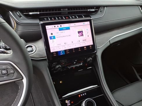 Used 2025 Jeep Grand Cherokee Limited image 22